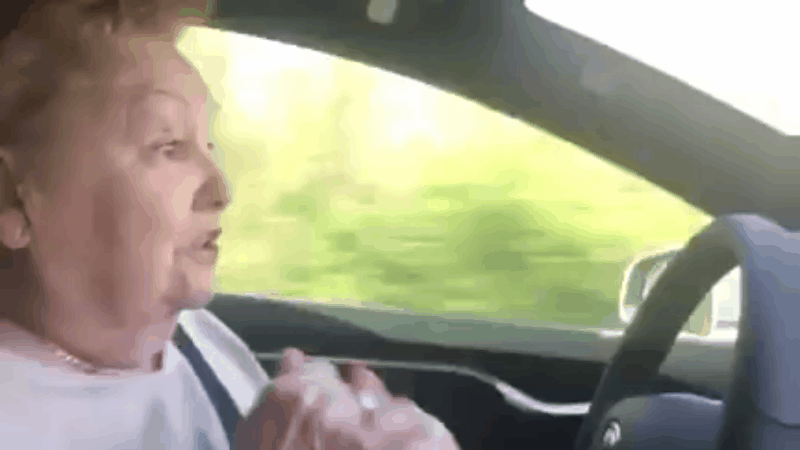 La reacción de una abuela al probar el piloto auto. de Tesla