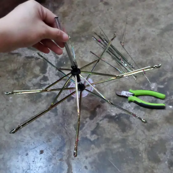 Crea un colorido móvil para bebés con paraguas