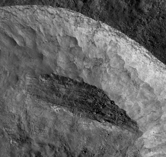 ¿Así que la Luna también está hueca? [megapost]