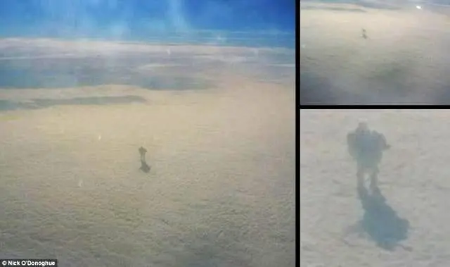 Gigante Caminando Sobre las Nubes