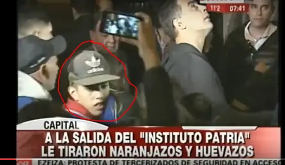 La llenaron de huevos y naranjazos a la procesada CFK