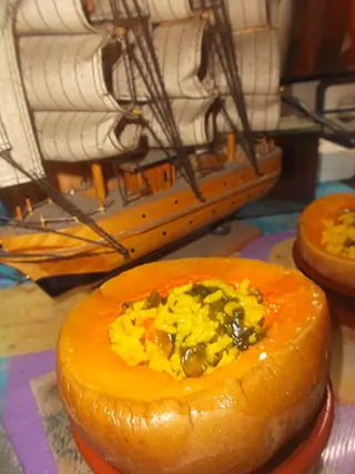 Calabaza rellena de wakame, arroz y gambas