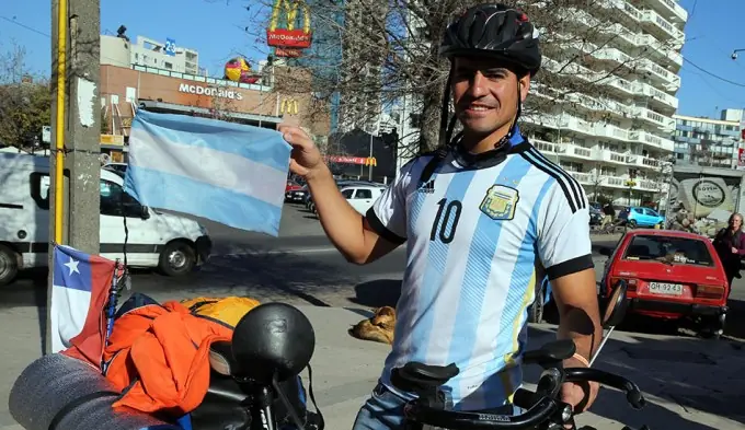 Hizo 1.240 kilómetros en bicicleta para ver a Messi