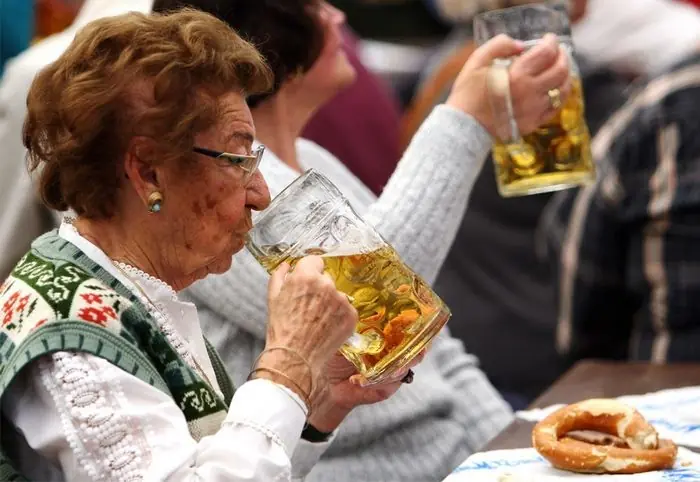tomar cerveza