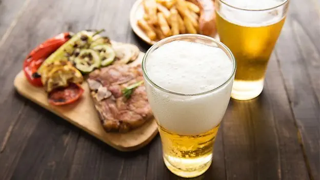beneficios de tomar cerveza