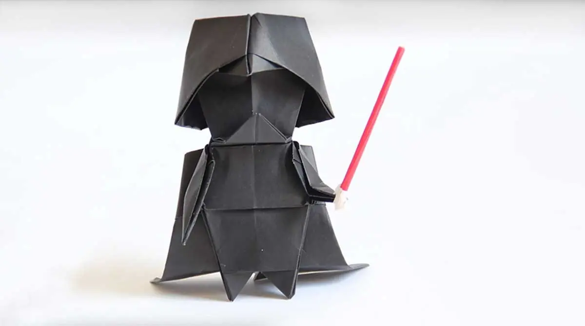 Aprende a hacer un Darth Vader de origami paso a paso.