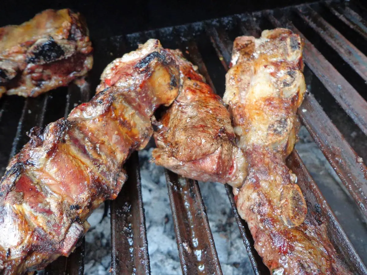 Asado y Pollo a la parrilla con fritas provenzal