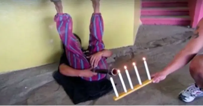 Rompió el récord soplando velas