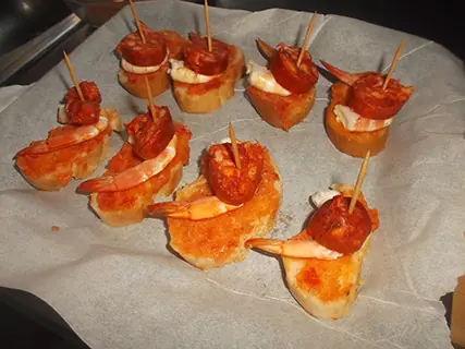 Pan con gambas y chorizo