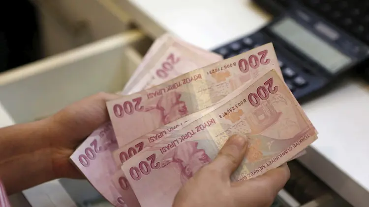 Hombre asalta un banco y lanza el dinero a la calle