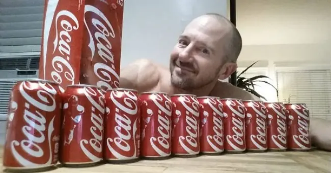 el bebió 10 latas de Coca-Cola cada día. mira lo que paso!