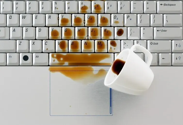 Qué hacer si se moja tu ordenador o teléfono móvil