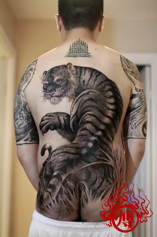 Hailin Fu,magistral tatuador.