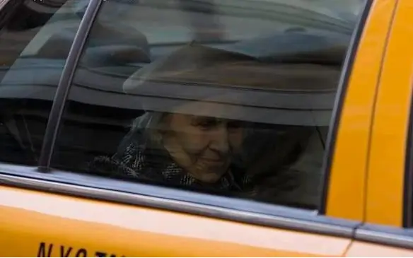 Una anciana le dio el mejor regalo del mundo a un Taxista