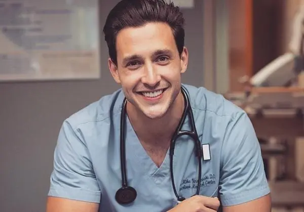 El doctor más sexy del mundo se subasta en Internet