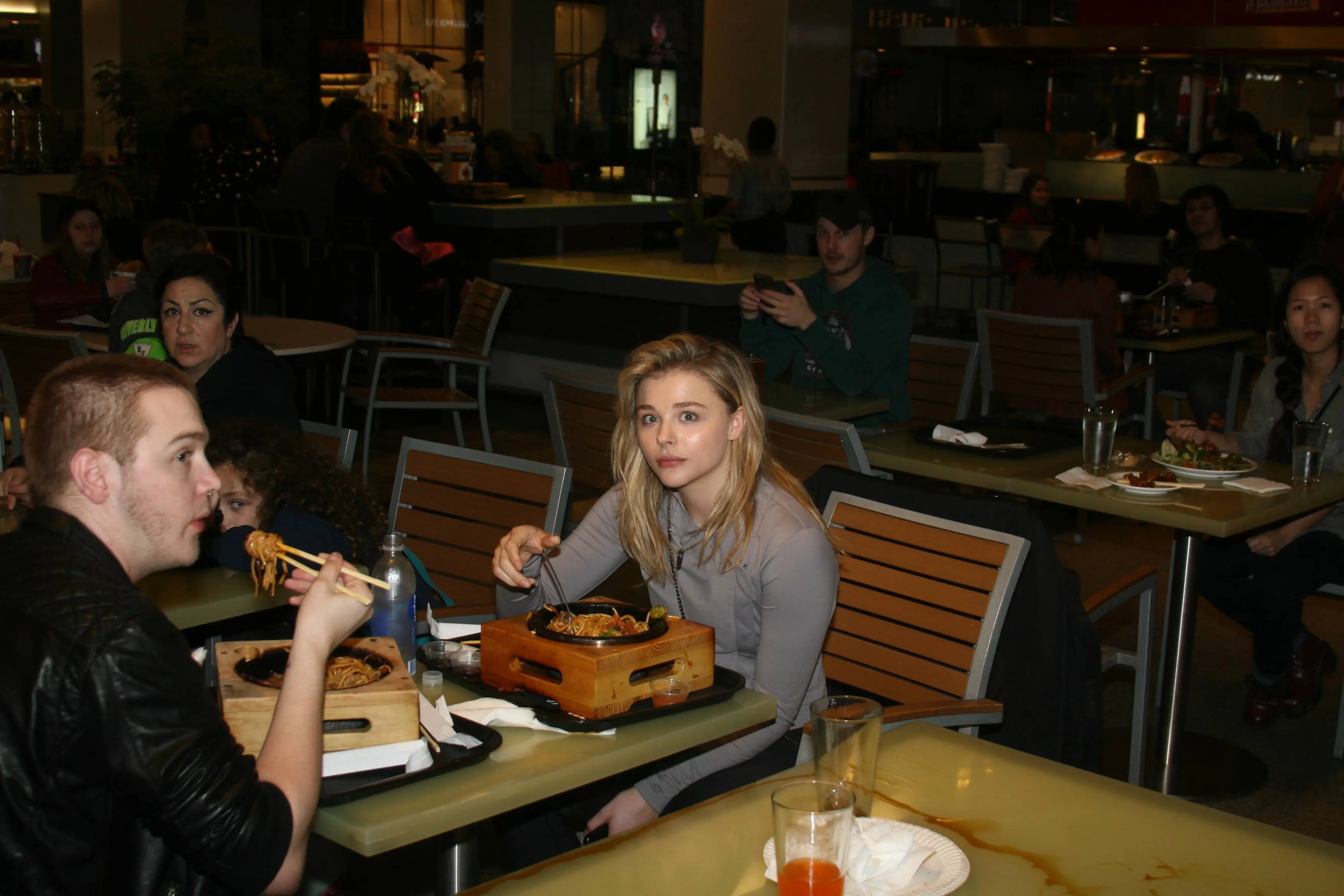 Flaco saca foto a Chloe Moretz - se olvida del flash