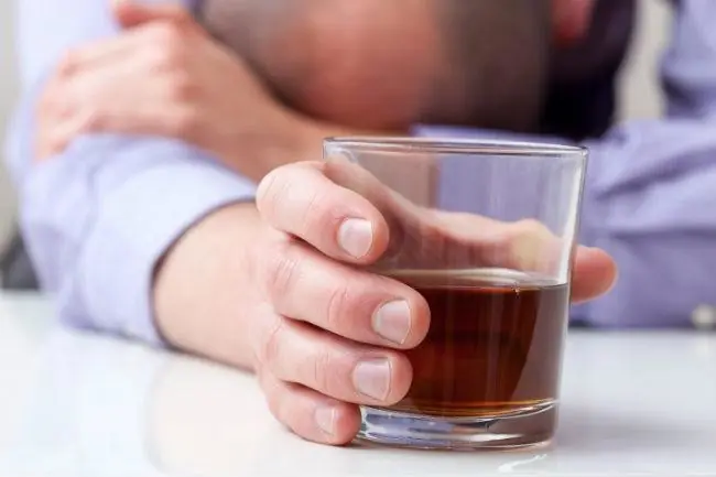 Algunos peligros y riesgos del consumo excesivo de alcohol.