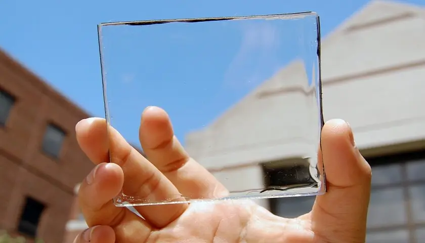Científica mexicana convierte ventanas en paneles solares