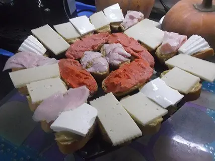 Rebanadas con guacamole cubiertas de embutido