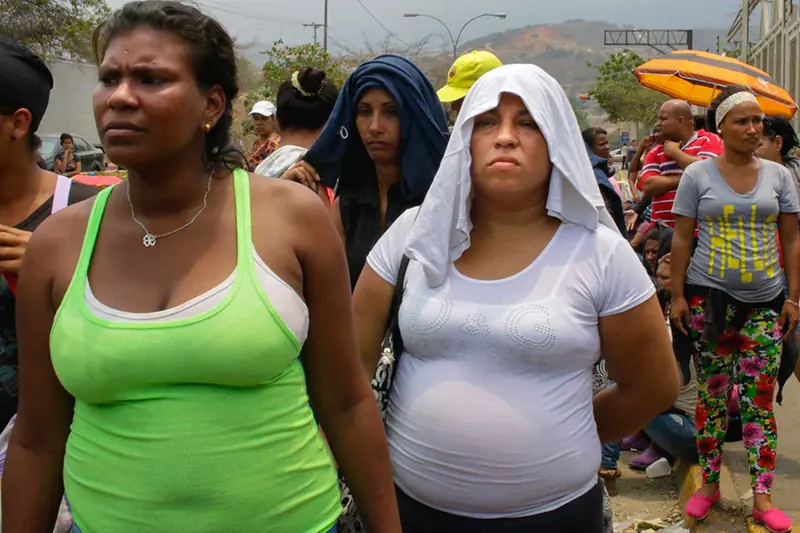 Vzla:Obligan en Supermecados fimar contra el Revocatorio
