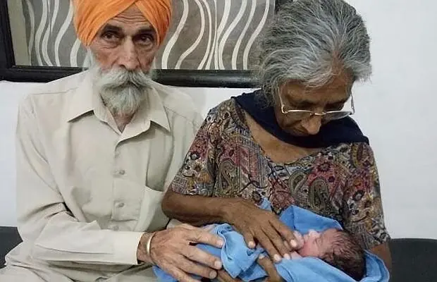 mujer india de 70 años da a luz a su primer hijo