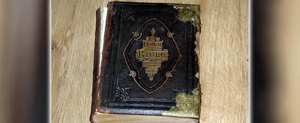 Venden en eBay una verdadera Biblia embrujada por 120.000 l