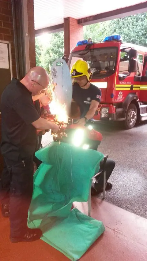 Despierta ebrio con un candado de bicicleta en su cuello