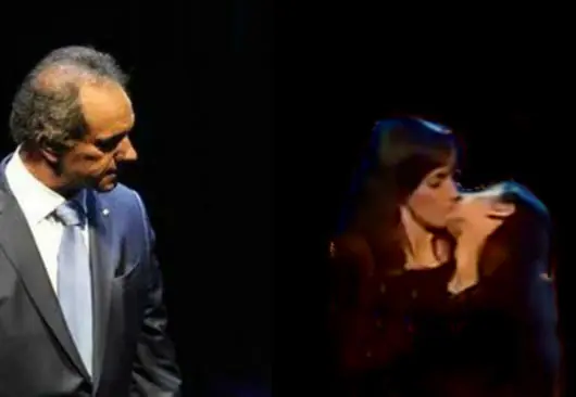 ScioliMirandoBesos