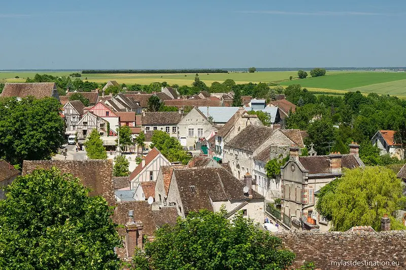 Este es el pueblo “arca medieval”  desde París...