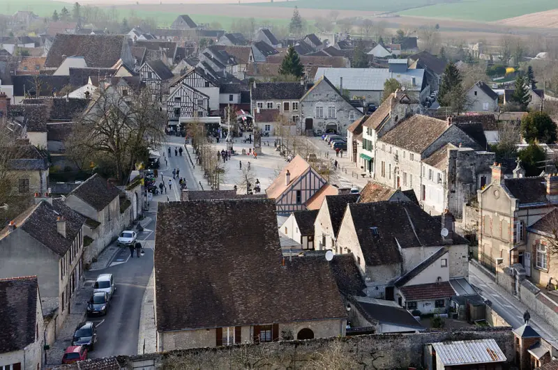 Este es el pueblo “arca medieval”  desde París...