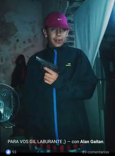Este personaje le roba a cualquiera que se le cruza