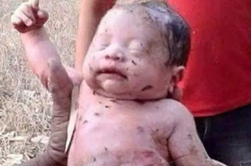 Bebito fue apuñalado 14 veces y enterrado vivo: esta bien