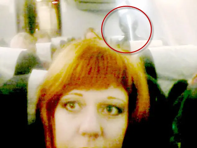 Foto de un extraterrestre arriba de un bondi