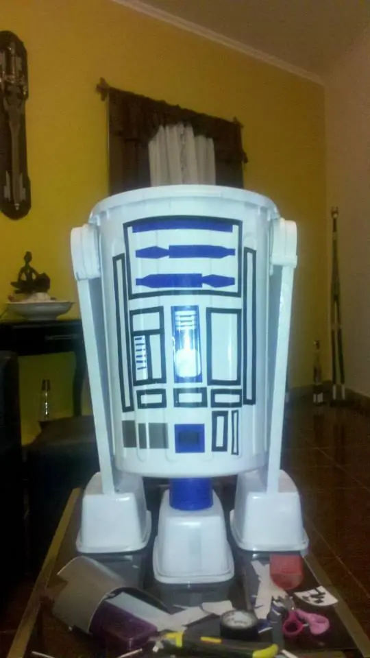 R2D2 con un tacho de basura, una boludes pero la comparto :P