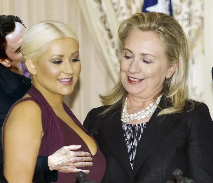 Hillary Clinton impresionada con escote d Christina Aguilera