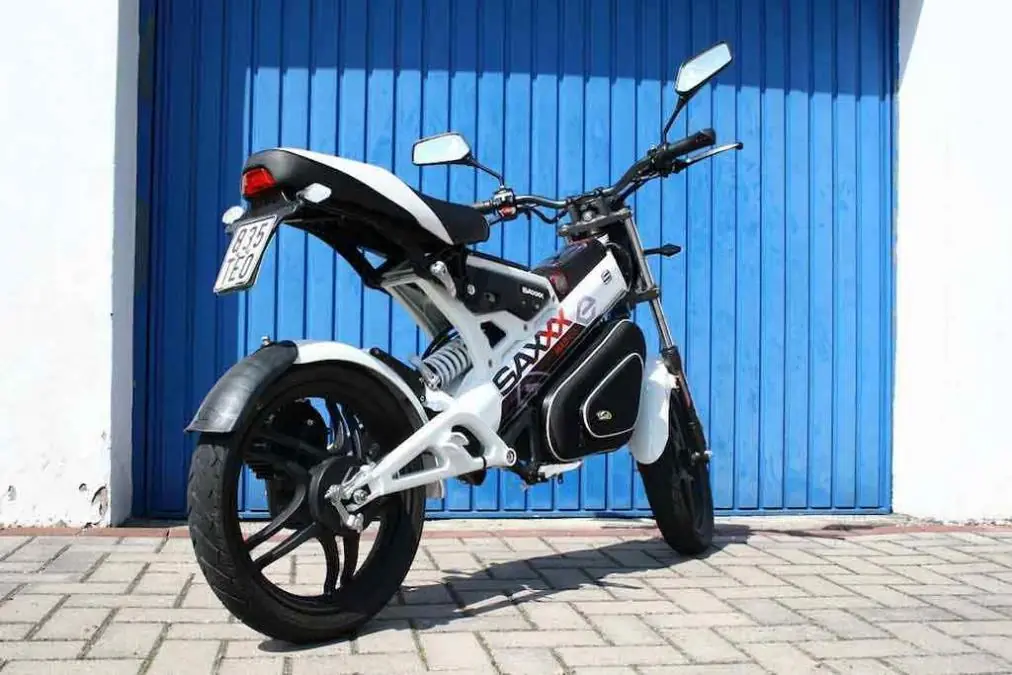 Un ciclomotor eléctrico plegable