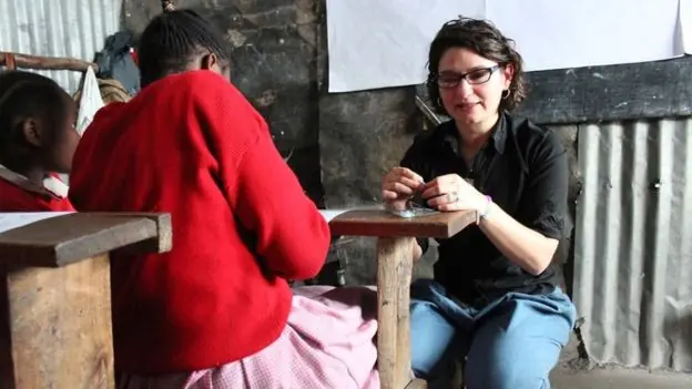 El invento latino que curó la menstruación en Africa.