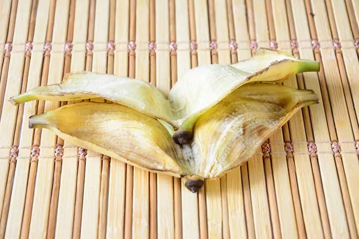 9 razones para no tirar las cáscaras de bananas. 9 razones para no tirar las cáscaras de bananas.