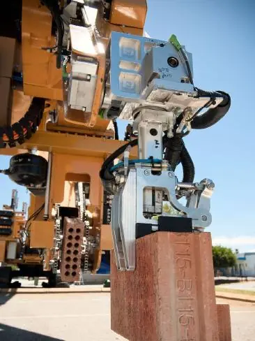 El robot constructor que procesa 1.000 ladrillos por hora