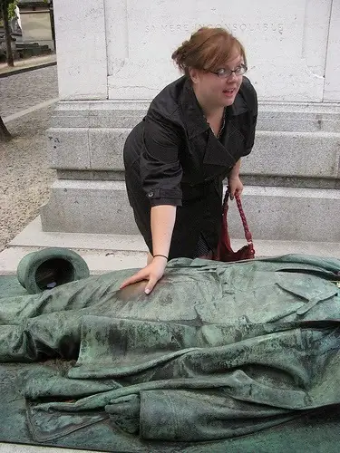 Hasta esta estatua tiene mas sexo que un taringuero (Real)