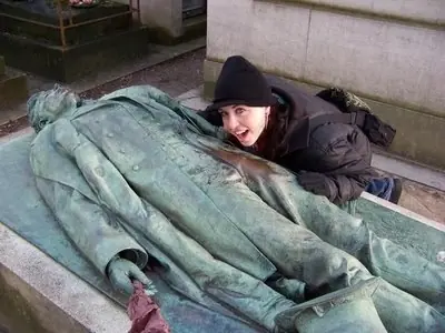 Hasta esta estatua tiene mas sexo que un taringuero (Real)