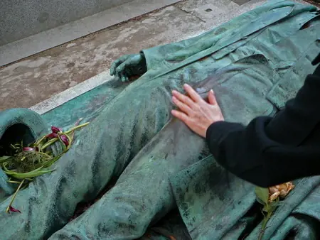 Hasta esta estatua tiene mas sexo que un taringuero (Real)