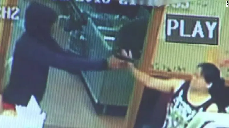 Esta mujer cree que el arma del ladrón es falsa, pero...