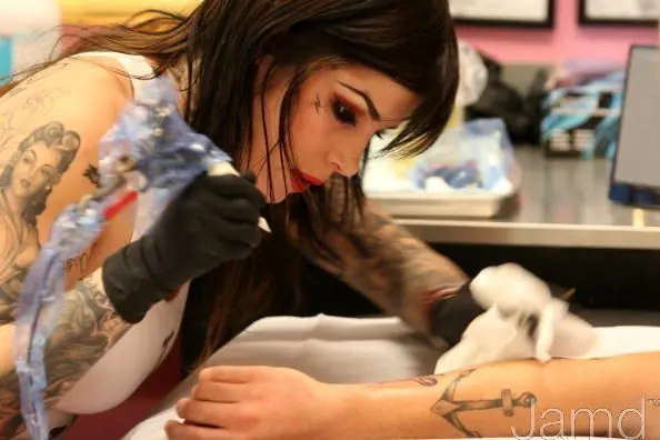 Tatuarse asi Deberia ser un Delito