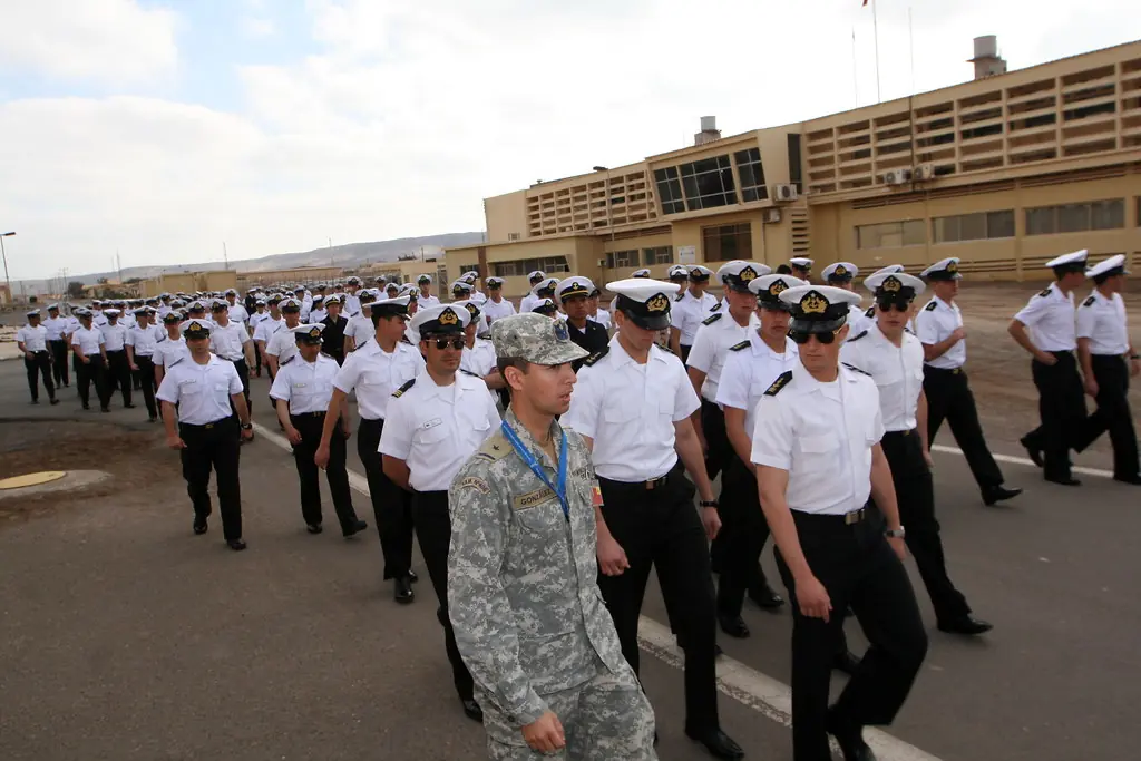 Cadetes de la Escuela Naval visitan Vª Brig. Aérea y I Div