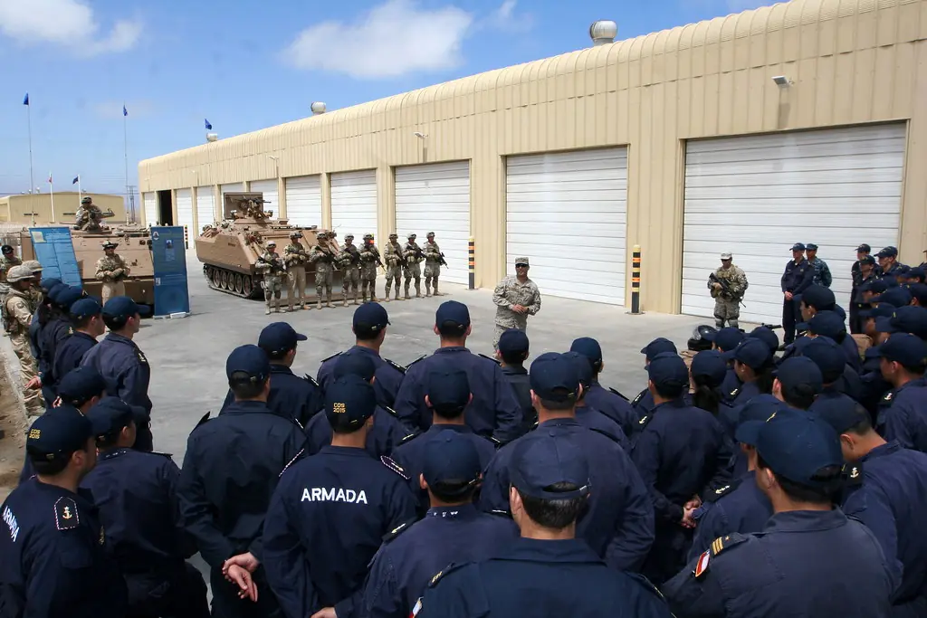 Cadetes de la Escuela Naval visitan Vª Brig. Aérea y I Div
