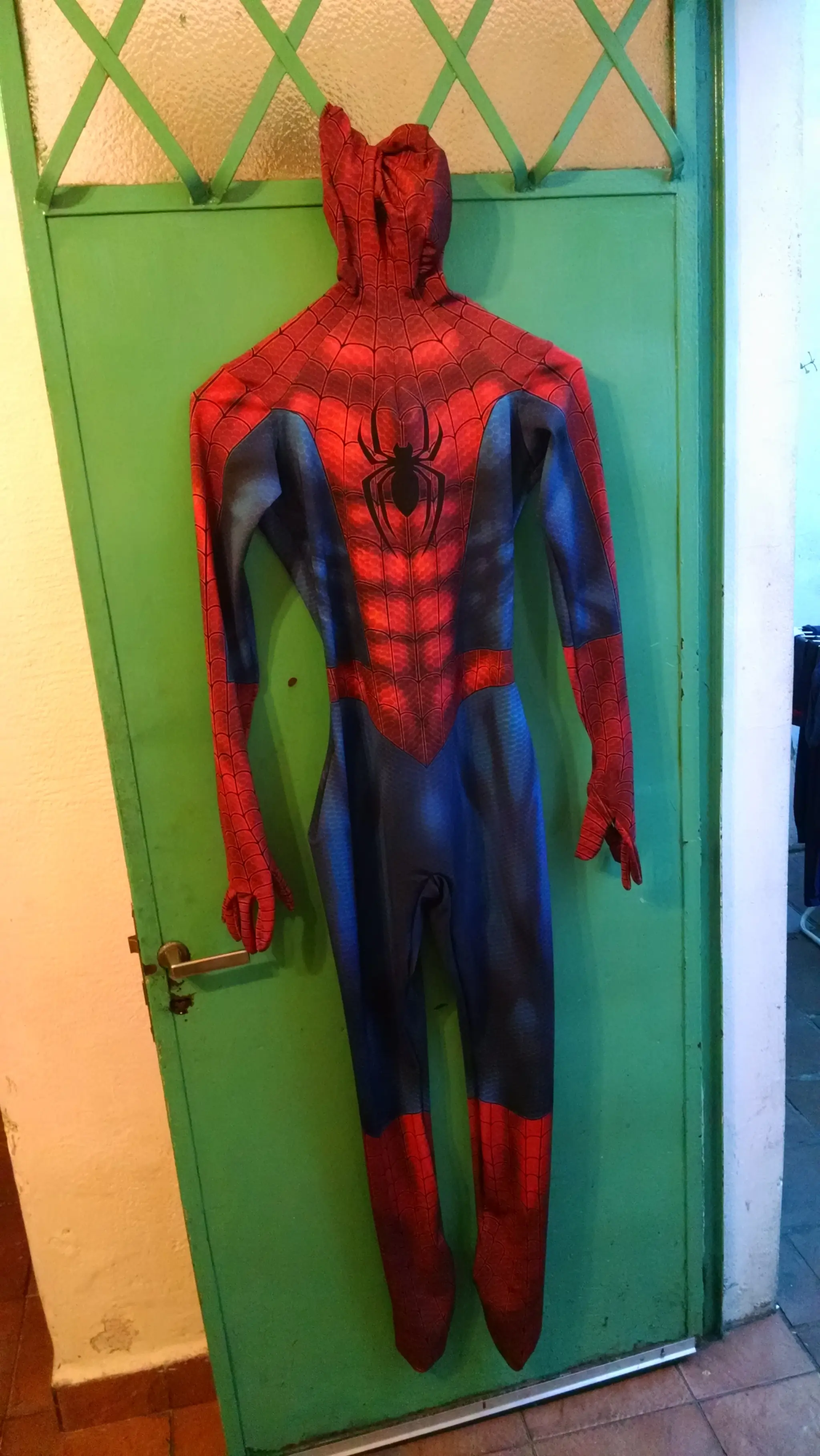 Hice un disfraz de Spider-Man y te lo muestro. Hice un disfraz de Spider-Man y te lo muestro.