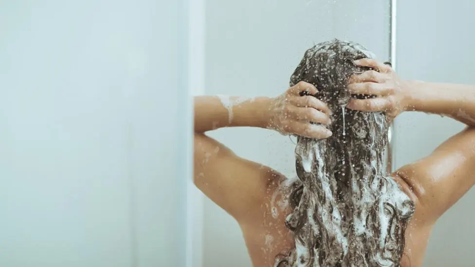 3 beneficios de hecharse un meo en la ducha.