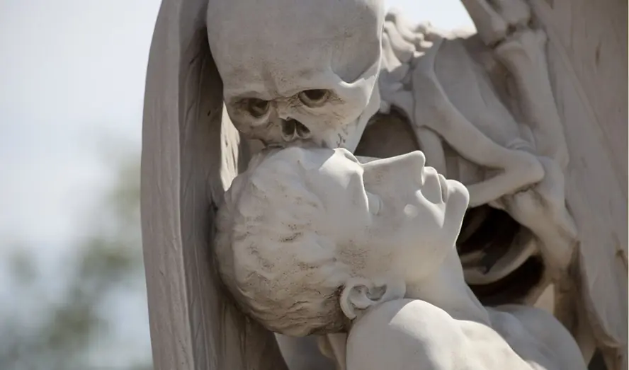 ¿de dónde viene la leyenda del beso de la muerte?