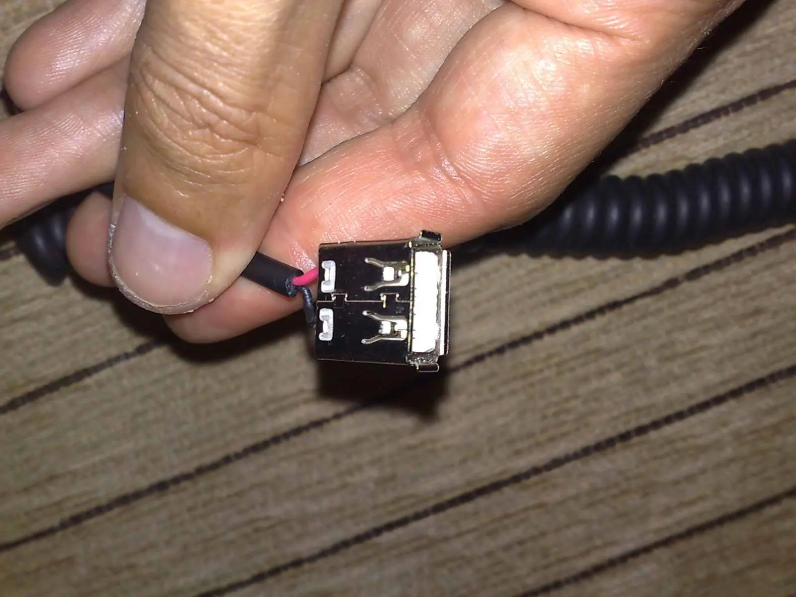 Hacer cargador USB multiusos casero para el auto